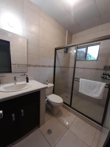 Fürdőszoba, Cozy, Quiet & Spacious 4bd 3 bth Full Home Gated Community in Dolega