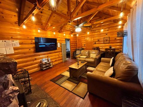1930's Rustic Cabin King of Kings !Jacuzzi, Pet Friendly!