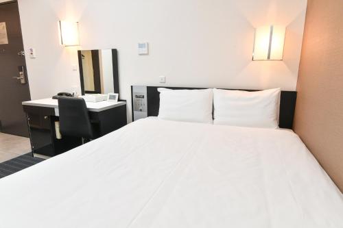 Deluxe Single Room - Smoking room in Sanco Inn Nagoya Fushimi
