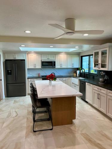 keuken, Mountain View Poolside Retreat in Agoura Hills