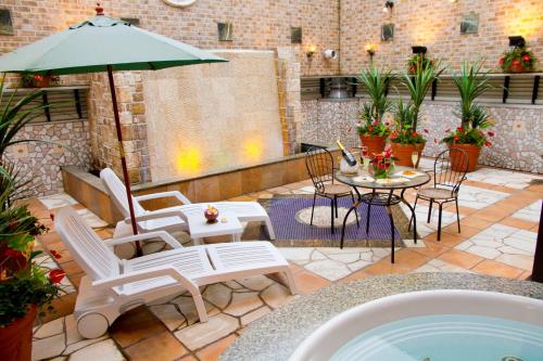 ระเบียง/ชานเรือน, โรงแรมแกรนด์ การ์เดน (สำหรับผู้ใหญ่เท่านั้น) (Hotel Grand Garden (Adult Only)) near สวนซันเคเอ็น