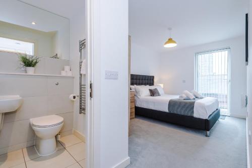 Stylish Two Bedroom City Apartment with Balcony