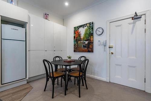 Long-Term Listing - Oversized Potts Point Studio - main image