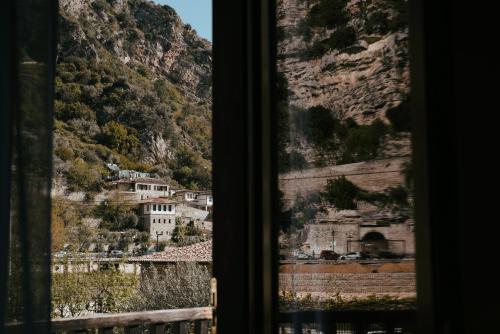 Kilátás, Maya in Berat