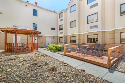 Microtel Inn by Wyndham Knoxville - image 38