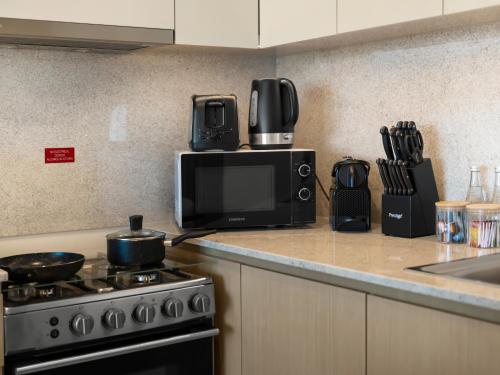 SmartStay at Burj Royale - Unique Downtown Dubai City Views - Brand New Luxury Apartments - image 6