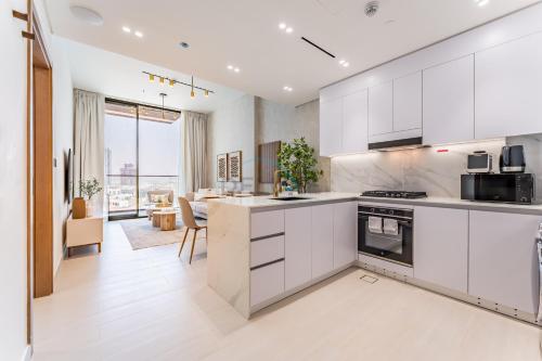 Community Views 1BR Next to Mall and Park, Binghatti Amber, Jumeirah Village Circle by Deluxe Holiday Homes, Dubaj (zdjęcie 2)