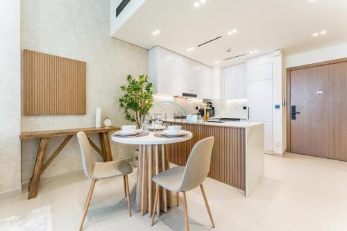 Community Views 1BR Next to Mall and Park, Binghatti Amber, Jumeirah Village Circle by Deluxe Holiday Homes, Dubaj (zdjęcie 7)