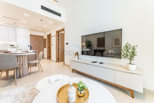 Community Views 1BR Next to Mall and Park, Binghatti Amber, Jumeirah Village Circle by Deluxe Holiday Homes, Dubaj (zdjęcie 8)