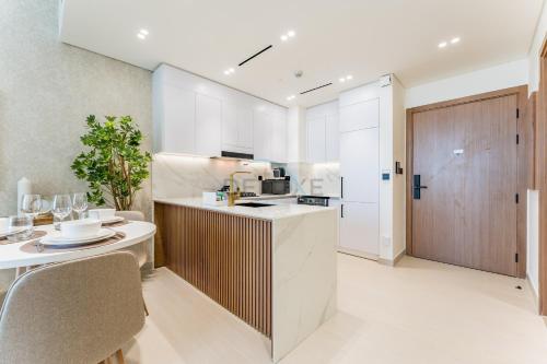Community Views 1BR Next to Mall and Park, Binghatti Amber, Jumeirah Village Circle by Deluxe Holiday Homes, Dubaj (zdjęcie 10)