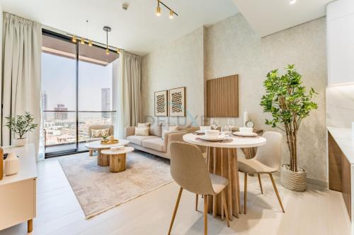 Community Views 1BR Next to Mall and Park, Binghatti Amber, Jumeirah Village Circle by Deluxe Holiday Homes, Dubai