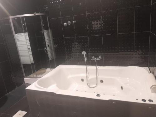 อ่างแช่น้ำร้อน, فندق ياسر الضلعي لى ريلاكس الفندقية-YASER ALDHILAY LE RELAX HoTEL in ดาห์ราน