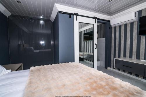 Double Room with Balcony image 3