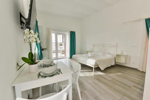 1 queen bed, 1 twin bed