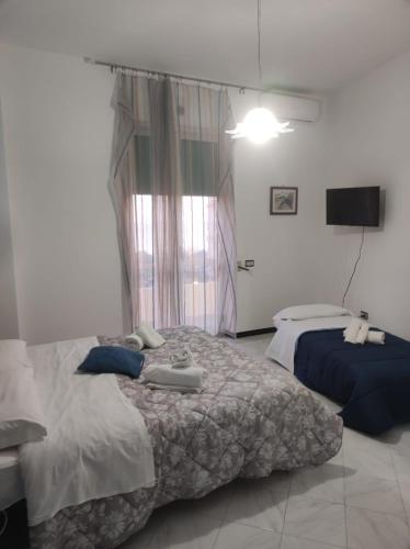2 bedrooms, 5 beds