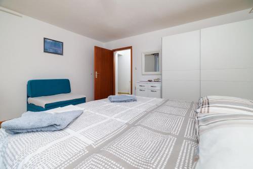 One-Bedroom Apartment image 8