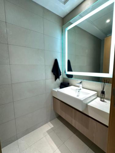 AZIZI FAWAD - Minimal 1 Bed Apartment with Balcony - Pool and City skyline view, Dubaj (zdjęcie 2)