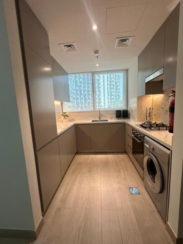 AZIZI FAWAD - Minimal 1 Bed Apartment with Balcony - Pool and City skyline view, Dubaj (zdjęcie 4)
