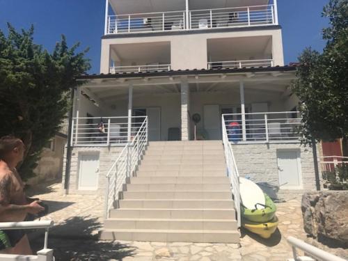 Apartments Neno - 20 m from beach Karlobag 