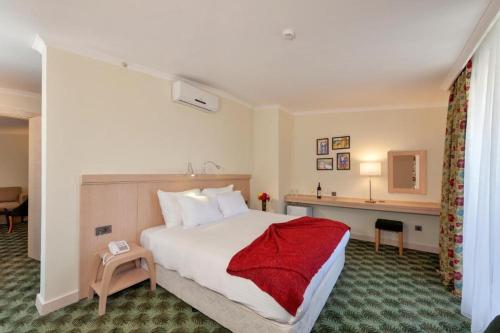 Suite with Mountain View