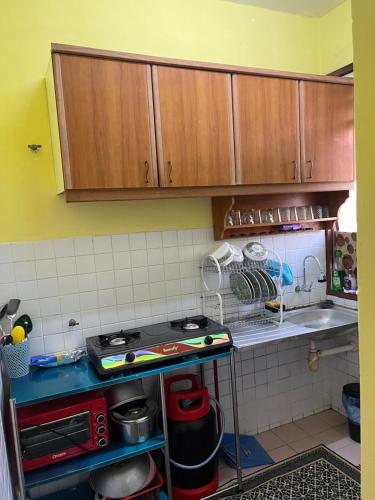 Kitchen, Bakawali Homestay - Bukit Beruntung for musliim only near Pasar Malam Bukit Sentosa Night Market