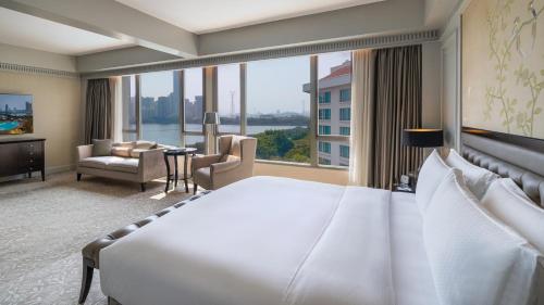 Premier Lake View King（Complimentary soft drinks and snacks in mini bar） room in Marco Polo Xiamen