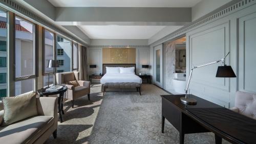 Premier Lake View King（Complimentary soft drinks and snacks in mini bar） image 2