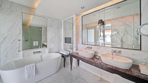 Premier Lake View King（Complimentary soft drinks and snacks in mini bar） image 3