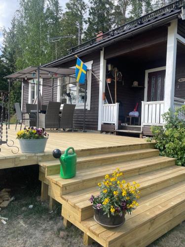 . Stuga med egen brygga