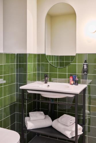 room detail thumbnail 2