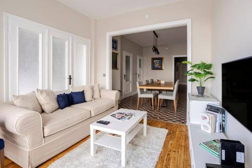Elegant 3BD Bosphorus Views Chic Kadıkoy Home #384 - image 5