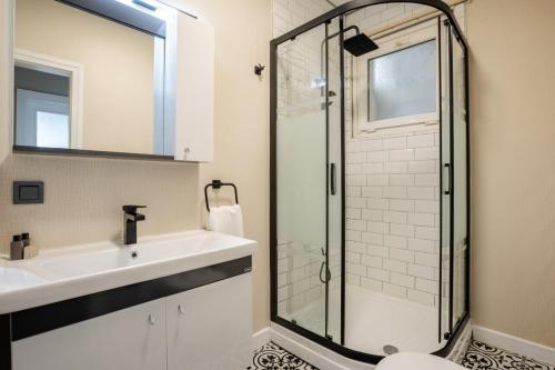 Elegant 3BD Bosphorus Views Chic Kadıkoy Home #384 - image 13