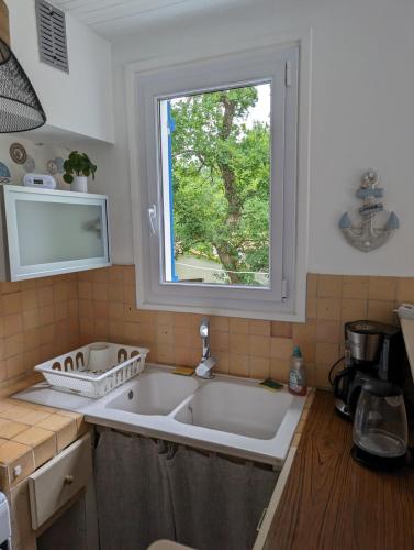 Konyha, MAISON LES MATHES 60 M2, TERRAIN 850 M2, 4 à 6 personnes (MAISON LES MATHES 60 M2, TERRAIN 850 M2, 4 a 6 personnes) in La Tremblade