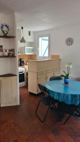 MAISON LES MATHES 60 M2, TERRAIN 850 M2, 4 à 6 personnes (MAISON LES MATHES 60 M2, TERRAIN 850 M2, 4 a 6 personnes) in La Tremblade