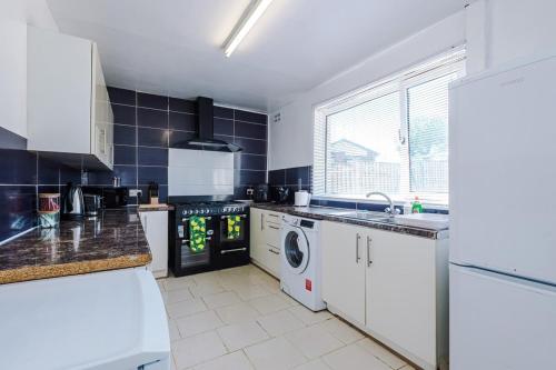 Kitchen, Stylish 3 bed house sleeps 5 free parking in Bierley
