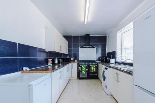 Kitchen, Stylish 3 bed house sleeps 5 free parking in Bierley