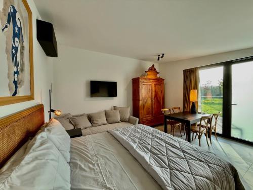1 queen bed, 1 sofa bed