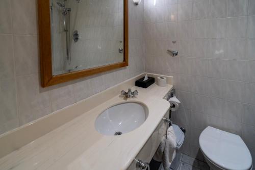 Twin Room with Partial Sea View image 4