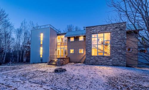 . Enjoyable Secluded Cottage with Hot-tub in New Richmond, Wisconsin