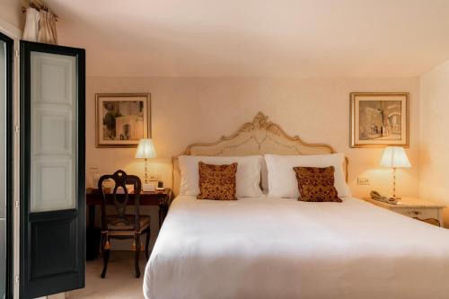 1 king bed, 2 twin beds