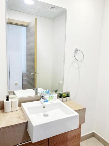 Modern Fully Furnished Apartment in Bloom Tower B JVC - Easy Access to JBR, Circle Mall & Dubai Hills Mall, Dubaï (photo 8)