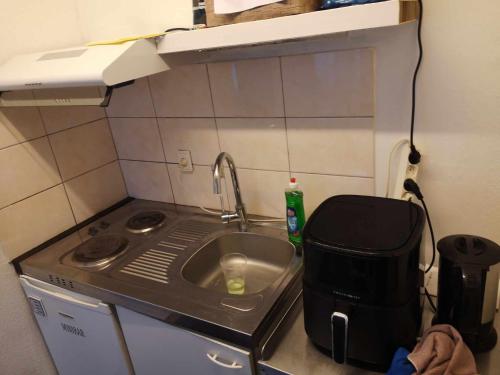 2 værelser m minikøkken brusekabine og toilet 4 prs in Kolding