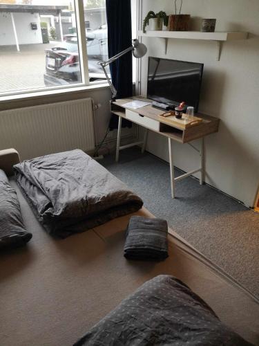 2 værelser m minikøkken brusekabine og toilet 4 prs in Kolding