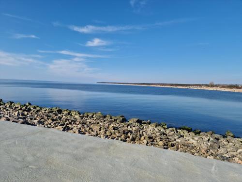 A környék, Girulių apartamentai prie jūros (Giruliu apartamentai prie juros) in Giruliai