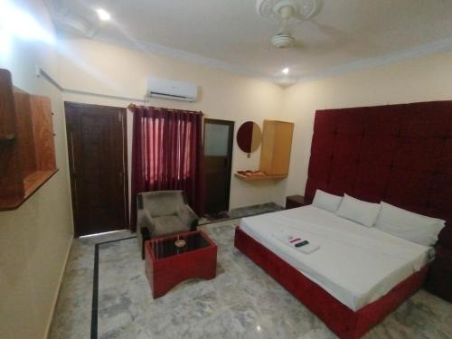 Standard Double Room image 3