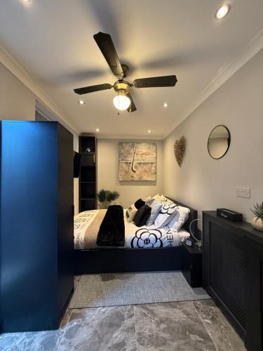 Studio C - Newly renovated private 1 bed studio near Trent Bridge Cricket Ground and National Water  in Gamston