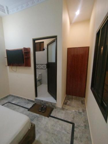 Standard Double Room image 6
