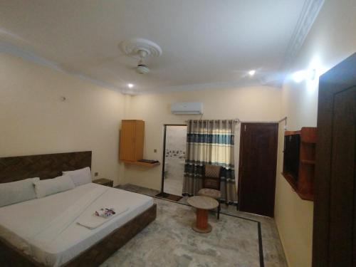 Standard Double Room image 7