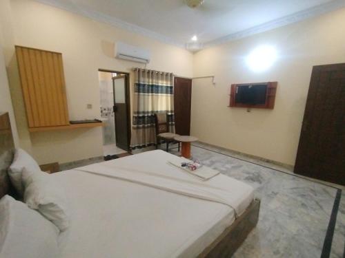 Standard Double Room image 8