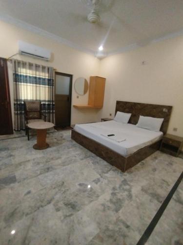 Economy Double Room image 3